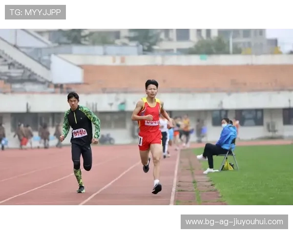 探究足球钉鞋鞋底设计对运动表现与场地适应性的全面综合影响机制